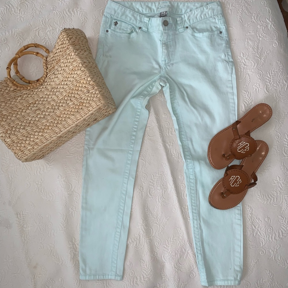 Caché cropped ankle-length jeans in a light, springy mint color. Size 6.